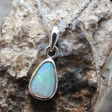 Load image into Gallery viewer, AUSTRALIAN OPAL PENDANT