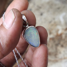 Load image into Gallery viewer, AUSTRALIAN OPAL PENDANT