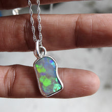 Load image into Gallery viewer, AUSTRALIAN OPAL PENDANT