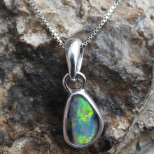 Load image into Gallery viewer, AUSTRALIAN OPAL PENDANT