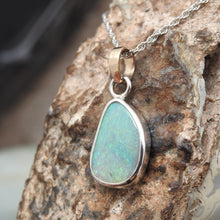 Load image into Gallery viewer, AUSTRALIAN OPAL PENDANT