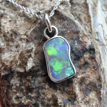 Load image into Gallery viewer, AUSTRALIAN OPAL PENDANT