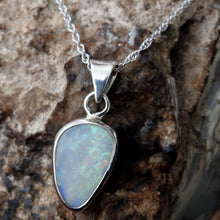 Load image into Gallery viewer, AUSTRALIAN OPAL PENDANT