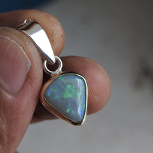 Load image into Gallery viewer, AUSTRALIAN OPAL PENDANT