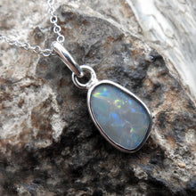 Load image into Gallery viewer, AUSTRALIAN OPAL PENDANT