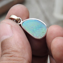 Load image into Gallery viewer, AUSTRALIAN OPAL PENDANT