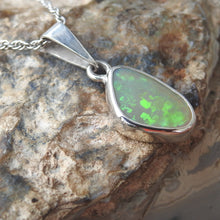 Load image into Gallery viewer, AUSTRALIAN OPAL PENDANT
