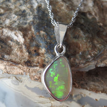 Load image into Gallery viewer, AUSTRALIAN OPAL PENDANT
